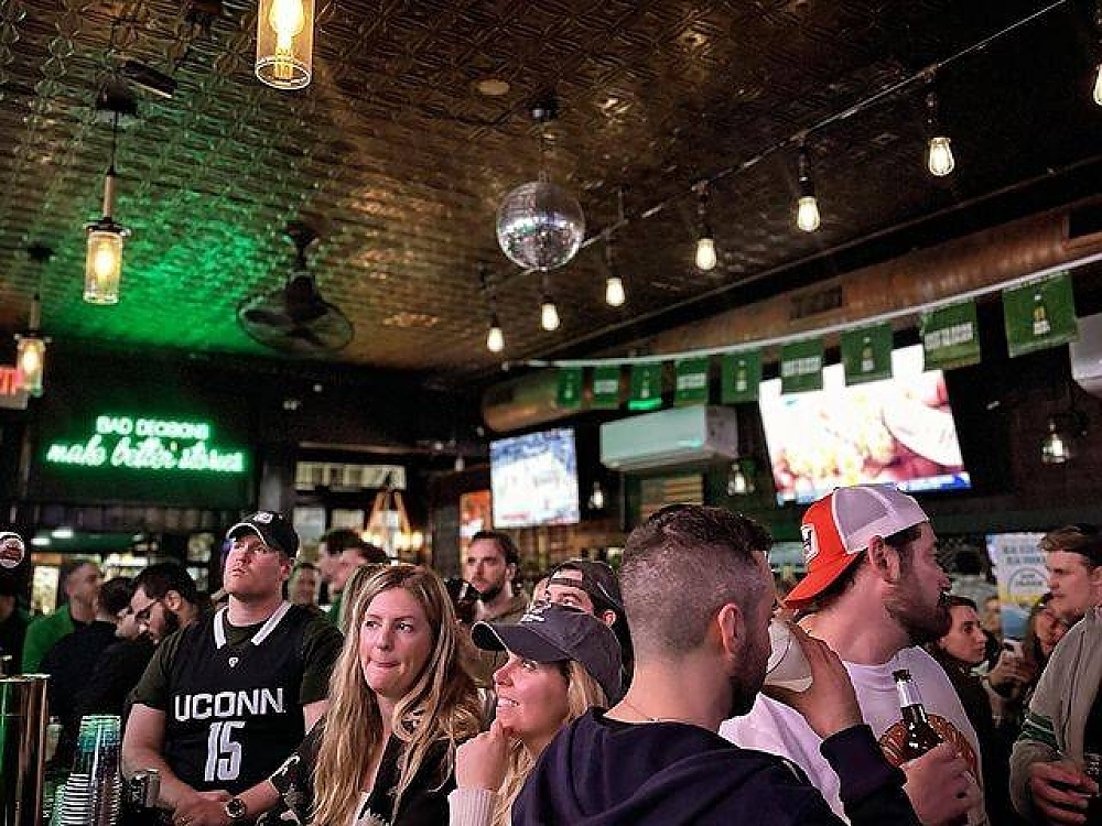 Unwritten Rules for Sports Bar Regulars in New York